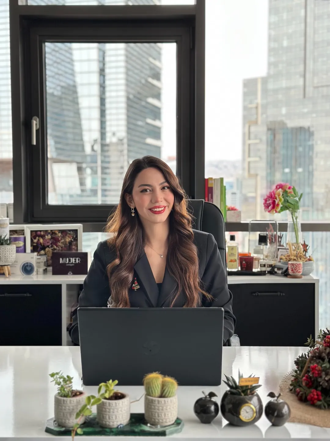 Diyetisyen Elif Beyza Kaya Sarper, Çukurambar'daki ofisinde masasının başında